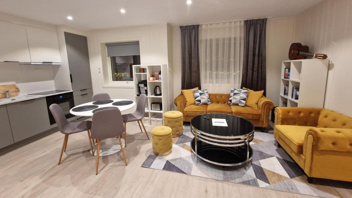 Renovert stue med åpen kjøkkenløsning