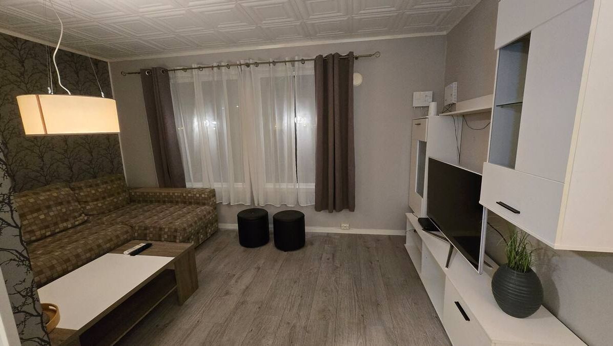 Renovert stue med møbler